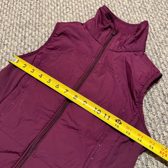 Lululemon Run For Cold vest in a plum burgundy - Picture 8 of 11